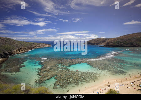 Gli Stati Uniti, Hawaii, Oahu Islanda, Honolulu, Hanauma Bay, turistica, le isole hawaiane, destinazione mare, bay, costa, spiaggia, bagnanti, persone, turismo, Coral reef, turchese, scenario, rock, vista mare, cielo, nuvole, Foto Stock