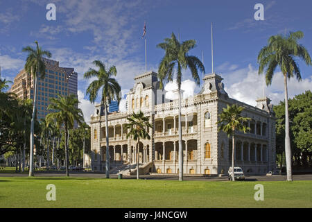 Gli Stati Uniti, Hawaii, Oahu Islanda, Honolulu, Capitol, palme, le isole hawaiane, la città di destinazione, luogo di interesse, cultura, Capitol, del Parlamento, del governo, edilizia, architettura, turf Foto Stock