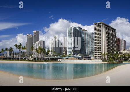 Gli Stati Uniti, Hawaii, Oahu Islanda, Honolulu, Hilton laguna, le isole hawaiane, destinazione, turismo, edificio alto sorge, architettura, palme, nuvole al di fuori, deserte, Foto Stock