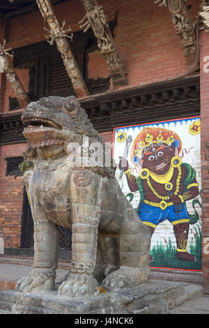 Il Nepal, Patan Durbar Square, tempio, leone la scultura, Foto Stock