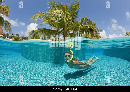 Donna in piscina, Maldive, sud volte atoll, Foto Stock