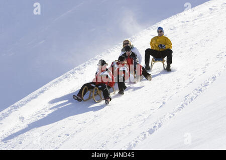 Austria, Tirolo, sfiato, il gruppo di slitte, partenza, paesaggio invernale Foto Stock