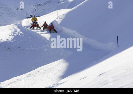 Austria, Tirolo, sfiato, il gruppo di slitte, partenza, paesaggio invernale Foto Stock