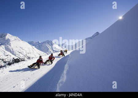 Austria, Tirolo, sfiato, il gruppo di slitte, partenza, paesaggio invernale Foto Stock