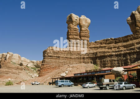 Gli Stati Uniti, Utah, bluff, letti di roccia, post-edifici per uffici, auto, Foto Stock