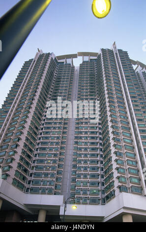 Cina, Hong Kong, Lantau Islanda, Tung Chung, alto, Asia, città, isola, edificio, house, casa residenziale, casa di abitazione, piatto complesso, a torre, appartamenti residenziali, blocco di appartamenti, architettura moderna, lanterne e lampioni, cieli, crepuscolo, sera, nessuno, Foto Stock
