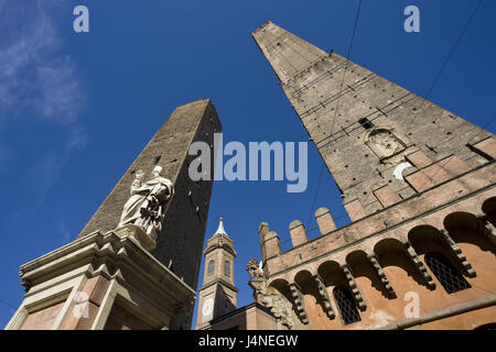 L'Italia, l'Emilia-Romagna, Bologna, Piazza Tu Porta Ravegnana, in prospettiva Foto Stock