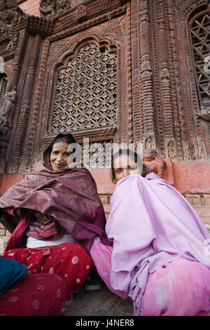 Il Nepal, Kathmandu, Durbar Square, tempio, facciata, donne, sorriso, Foto Stock