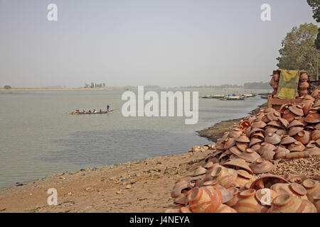 Africa occidentale, Mali, Niger-Binnendelta, città di Mopti, flusso Bani, shore, ceramiche, Pirogen, registrazione nel 2007, Foto Stock
