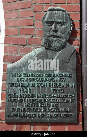 Germania, Meppen, Hare's Valley, Emsland, Bassa Sassonia, tabella commemorativa nel luogo di nascita di Wilhelm Anton Riedemann, industriale, paraffina re, Foto Stock