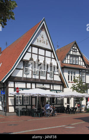 Germania, Quakenbrück, parrocchia di velluto tipo paese, Hare's Valley, Cattedrale di Oldenburg paese, Bassa Sassonia, Long Street, la zona pedonale dello shopping, semi-case con travi di legno, ristorante, street cafe Foto Stock