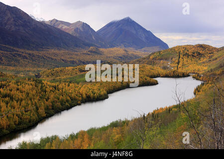 Gli Stati Uniti, Südalaska, Matanuska Valley, lago di montagna, Chugach foresta nazionale, Chugach Mountians, Glenn Highway, autunno Foto Stock