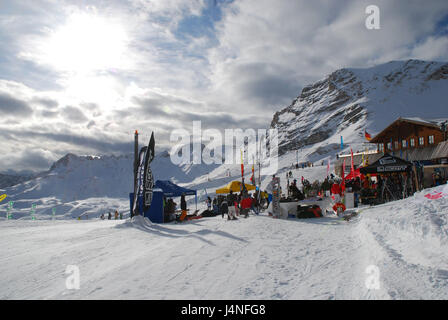 In Germania, in Baviera, Zugspitze basso tedesco, festa della neve, sciatore, nessun modello di rilascio, Alta Baviera, Garmisch-Partenkirchen, Zugspitze, montagne, zona sciistica, persona, sci, tempo libero, hobby, sport, sport invernali, festa, turismo invernale, il sole, le nuvole, Foto Stock