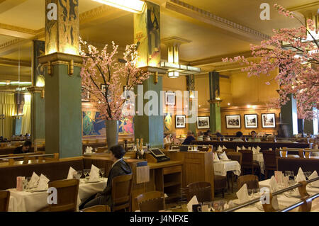 Francia, Parigi, Ristorante La Coupole, ospiti Foto Stock