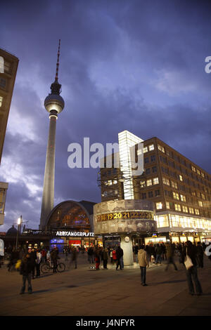 Germania Berlino, Alexander Square, la torre della televisione, world time clock, sera, Foto Stock