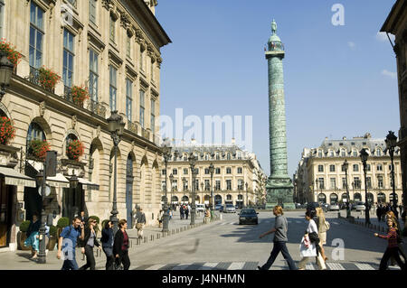 Francia, Parigi, Place Vendome, Colonne de la grandee esercito, passante, Foto Stock