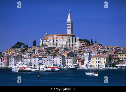 Croazia, Istria, Rovigno, vista città, porto, barche, Europa Penisola Balcanica, Adriatico, costa Adriatica, destinazione, città, chiesa, Steeple, sorprendentemente, la torre, le case, mare Mediterraneo mare, vacanze La regione, estate, vacanze, viaggi Foto Stock