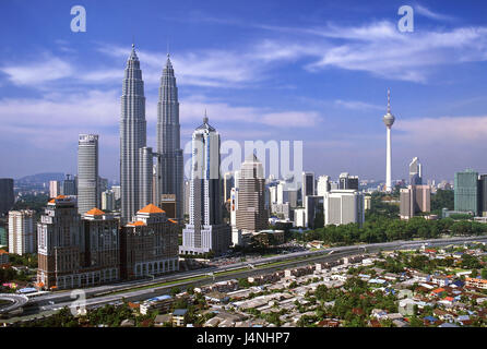Malaysia, Kuala Lumpur, vista città, la torre della televisione ad alta sorge, di Petronas Tower, Asia del sud-est asiatico, paese, città, capitale, Centro citta', edificio, skyline, grattacielo, torri, Twin Towers, landmark, architettura moderna, Foto Stock