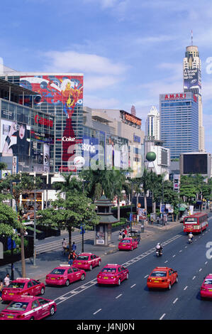 Thailandia, Bangkok, Central World shopping center, scene di strada, taxi, rosso Foto Stock