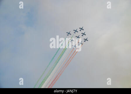 Cielo nuvoloso, acrobazia serie 'Frecche Tri colori', sky, aerei, piani di ugello, la formazione di volo volo, show, Stunt Pilot, condensazione trail, luminosamente, colorfully, acrobazie, acrobazia, air show, volo visualizza, mostra, volo, volare, aviazione, acrobazia che mostra, hazardously, pericolosamente, formazione, Italia, Alta Badia, Foto Stock