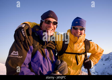 Austria, Tirolo, alpi Ötztaler, violino collo, Wassertalkogel, Skitourengänger, sorriso, metà ritratto, modello rilasciato, Foto Stock