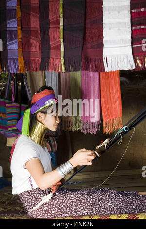 Thailandia, golden angolo superiore, Chiang Rai, per circhi collo lungo il ceppo, ragazza, sedersi, manuale fatiche, a lato, Foto Stock