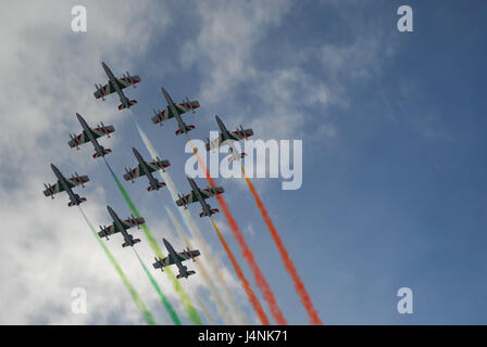 Cielo nuvoloso, acrobazia serie 'Frecche Tri colori', sky, aerei, piani di ugello, la formazione di volo volo, show, Stunt Pilot, condensazione trail, luminosamente, colorfully, acrobazie, acrobazia, air show, volo visualizza, mostra, volo, volare, aviazione, acrobazia che mostra, hazardously, pericolosamente, formazione, Italia, Alta Badia, Foto Stock