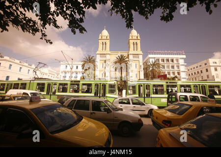 La Tunisia, Tunisi, Place de l'independance, cattedrale, San Vincent de Paul, traffico, Foto Stock