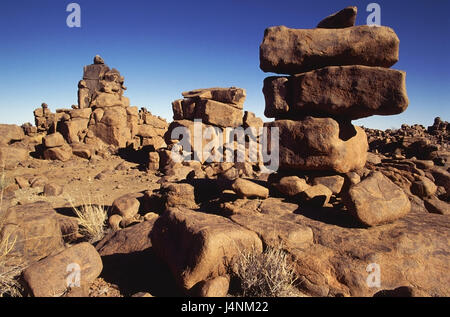 La Namibia, Keetmanshoop, formazioni di bile, giganti parco giochi, luce della sera, Africa, Südnamibia, paesaggio, paesaggio rock, rock, massi, bile deserto, paesaggi selvaggi, deserto scarna, vita-hostilely, secchezza, secchezza, calore, marrone, Siena, natura, Dolerit, basalto, vulcano rock, erosione, deserto e solitudine, silenzio, luogo di interesse, sky, nessuno, copia di spazio, Foto Stock