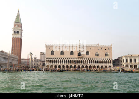 L'Italia, Venezia, vista del Palazzo Ducale e la folla lungo la Riva degli Schiavoni vicino a Piazza San Marco. Foto Stock