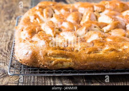 In casa la torta di mele su legno tabella rurale Foto Stock