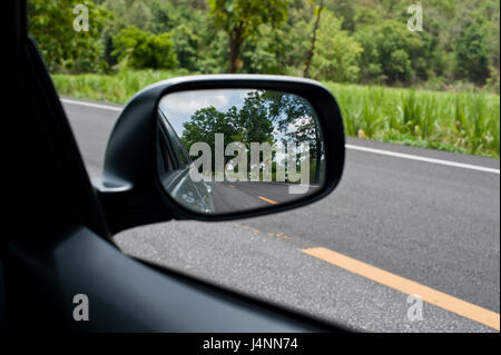 Paesaggio a specchio veduta laterale di una vettura sulla strada campagna, naturale Foto Stock