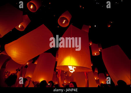 Lanterna oscillante in Yee Peng festival (Loy Krathong) Foto Stock