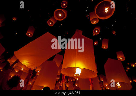 Lanterna oscillante in Yee Peng festival (Loy Krathong), buddista lanterne galleggianti per il Buddha nel quartiere Sansai in Chiang Mai Thailandia Foto Stock