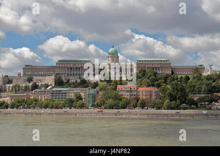 Il Castello di Buda (compresa la Galleria Nazionale Ungherese) visto attraverso il Fiume Danubio a Budapest, Ungheria. Foto Stock