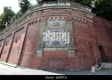 Vecchia Ungheria Stemma su una parete ai piedi del Castello di Buda Hill (Castello di Budapest, Ungheria. Foto Stock