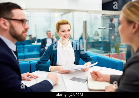 Due datori di lavoro intervistando I giovani candidati per il posto vacante Foto Stock