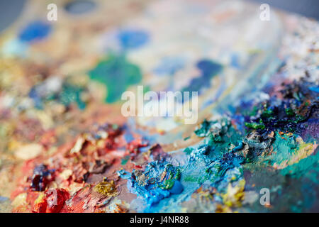 Primo piano di ripresa macro di olio colorato mix di vernice sulla tavolozza degli artisti, il fuoco selettivo Foto Stock