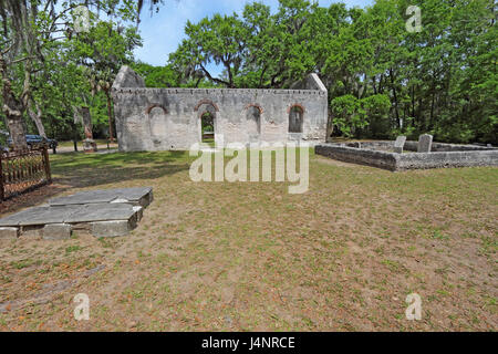 Parete Tabby rovine e il cimitero della cappella della facilità da Saint Helenas chiesa episcopale su Saint Helena Island nella contea di Beaufort, Carolina del Sud Foto Stock