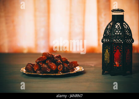 La festa islamica del mese sacro del Ramadan Kareem. Bellissimo sfondo con un brillante lanterna Fanus. Spazio libero per il tuo testo. Foto Stock