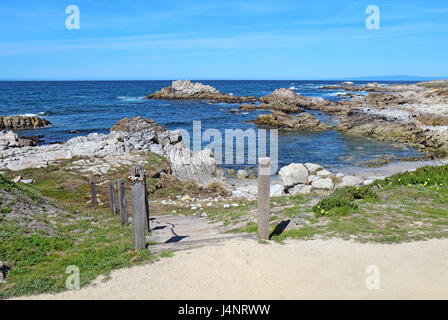 Scala di accesso alla spiaggia rocciosa a stato Asilomar Beach sulla penisola di Monterey in Pacific Grove, California Foto Stock
