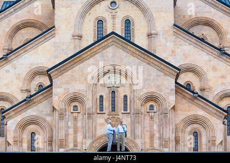Due blu imprenditori shirted stand al top delle fasi di Sameba o la Cattedrale della Trinità di Tbilisi nella capitale georgiana. Foto Stock