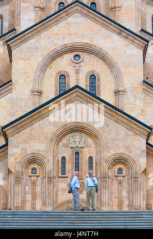 Due blu imprenditori shirted stand al top delle fasi di Sameba o la Cattedrale della Trinità di Tbilisi nella capitale georgiana. Foto Stock