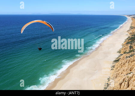 Un parapendio sorvolano Aberta Nova Beach. Foto Stock