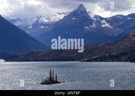 Wild Goose Island su Santa Maria lago nel Parco Nazionale di Glacier, Montana, USA. Andare-per-il-Sun Road parallels lago lungo la sua sponda nord. Foto Stock