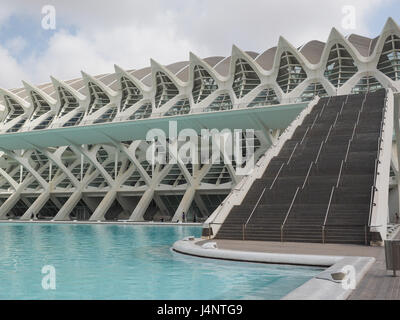 Una vista delle scale in architettura di Calatrava Principe Filipe Museo della Scienza presso il centro culturale della Città delle Arti e delle Scienze di Valencia Spagna Foto Stock