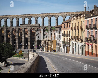 Una vista romano di Segovia Mirador acquedotto arcate doppie dal lato con la fila di colorato colorato case della città di San Juan e pedoni, Spagna Foto Stock