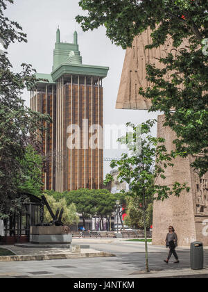 Una vista di Torres torri del colon attraverso Plaza Colon e Jardines del Descubrimiento Monumento alla scoperta dell'America, Madrid persona gente camminare Foto Stock