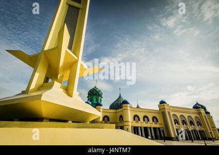 Grande Moschea di Martapura, Masjid Al-Karomah un incredibile sito religioso dedicato alla fede islamica. Splendido ampio angolo in basso vista della Moschea enorme Foto Stock