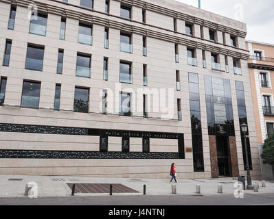 Scuola di musica Escuela Superior de Musica Reina Sofia con un giovane femmina lady donna pedone in rosso a piedi passando da soli, Madrid Spagna Foto Stock
